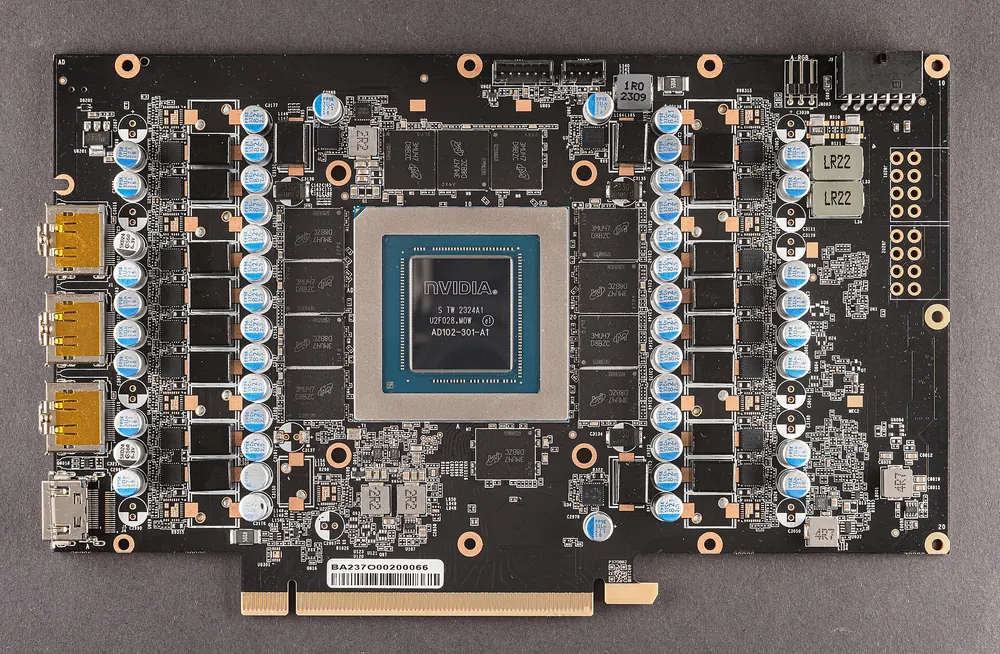 PCB NVIDIA GeForce RTX 4090 pentru verificarea alimentării PCIe și a componentelor